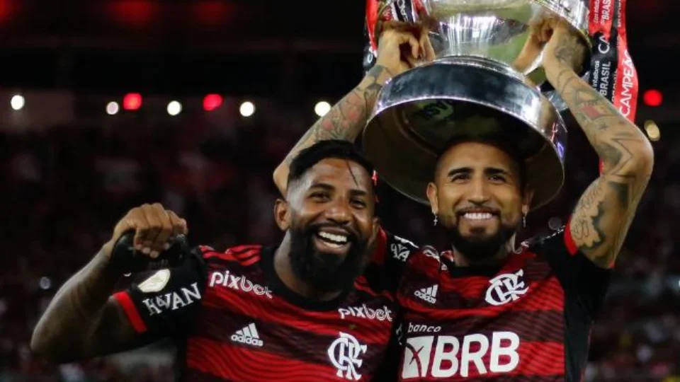 Arturo Vidal declara que lateral Rodinei tem chances de ‘ir à Copa do Mundo com Brasil’