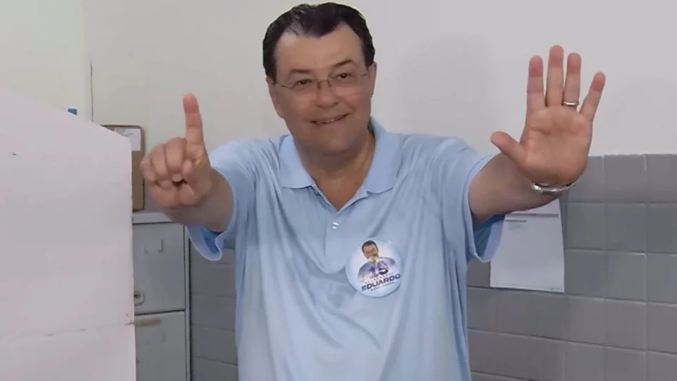 VÍDEO: candidato Eduardo Braga vota nas primeiras horas do dia do pleito