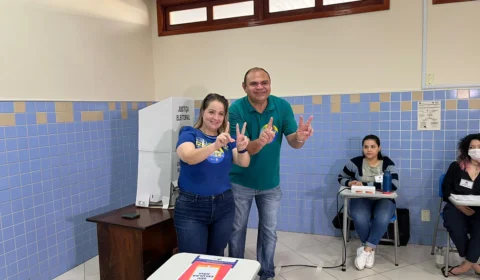 Eleições 2022: Carol Braz (PDT) vota no Centro Educacional Adalberto Vele, Zona Centro-Sul