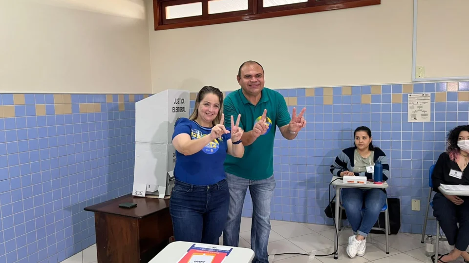 Eleições 2022: Carol Braz (PDT) vota no Centro Educacional Adalberto Vele, Zona Centro-Sul