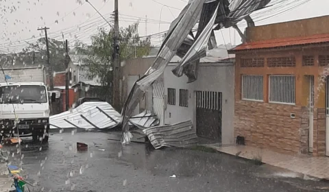 Chuva destelha 1 casa na Zona Norte de Manaus