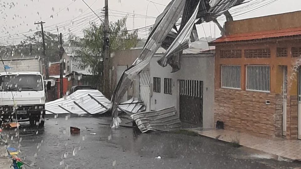 Chuva destelha 1 casa na Zona Norte de Manaus