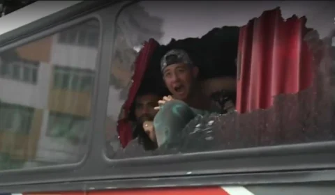 Ônibus com torcedores do Corinthians são apedrejados ao chegarem no Rio de Janeiro