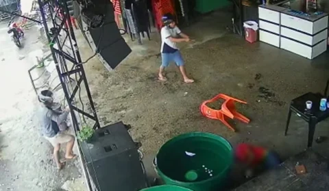 Vídeo: dupla invade bar, mata uma pessoa e deixa feridos em Manaus