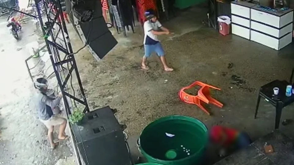 Vídeo: dupla invade bar, mata uma pessoa e deixa feridos em Manaus