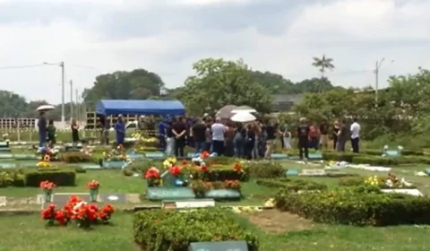 Aldeney Goes: sob forte comoção, corpo de delegado é enterrado em cemitério de Manaus