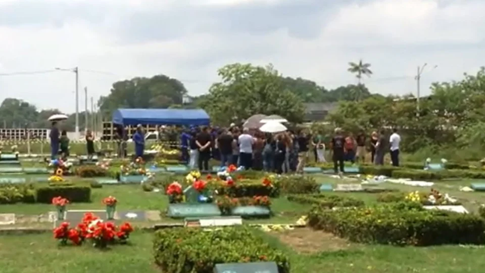 Aldeney Goes: sob forte comoção, corpo de delegado é enterrado em cemitério de Manaus