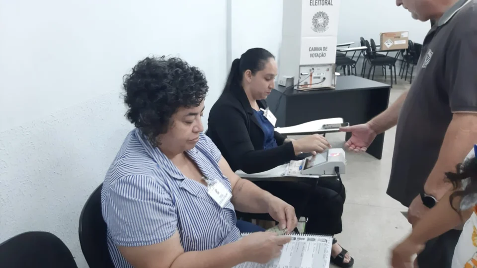 Eleições 2022: manhã do voto no AM tem 43 urnas trocadas e 7 casos de compra de voto, diz TRE