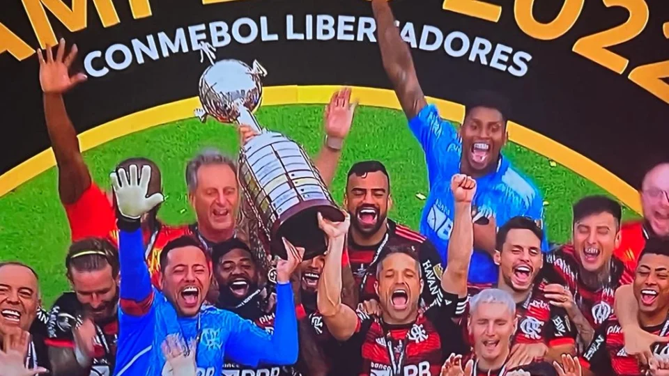 Flamengo é tricampeão invicto da Libertadores com gol de Gabigol