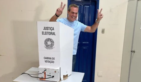 Henrique Oliveira (Podemos) vota em escola na Zona Centro-Sul de Manaus