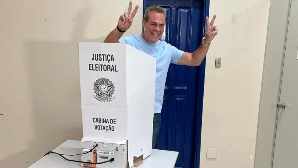 Henrique Oliveira (Podemos) vota em escola na Zona Centro-Sul de Manaus