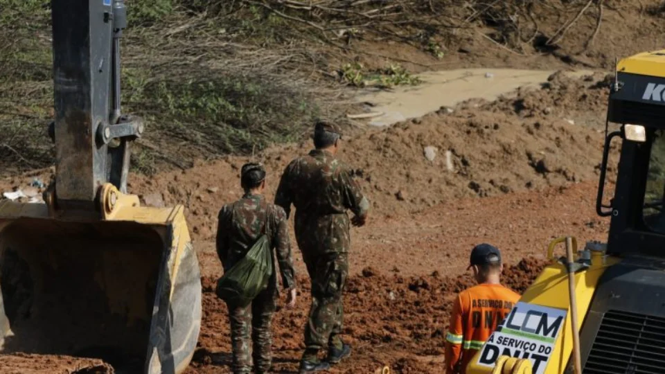 Ponte BR-319: uma pessoa segue desaparecida após ponte desabar, no Careiro-AM