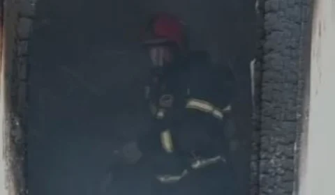 Bombeiros conseguem evitar que prédio fosse tomado por fogo em Manaus