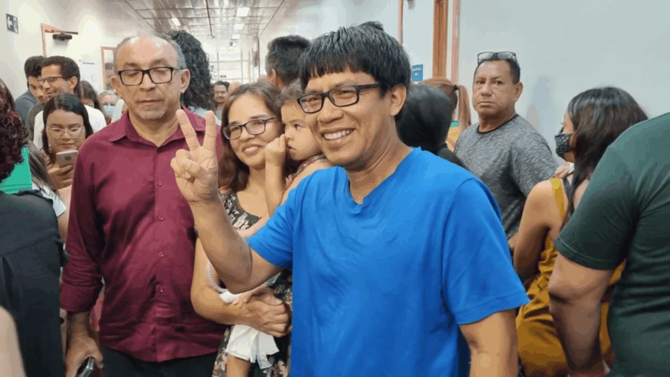 Eleições 2022: Israel Tuyuka (PSOL) vota na Zona Centro-Sul de Manaus