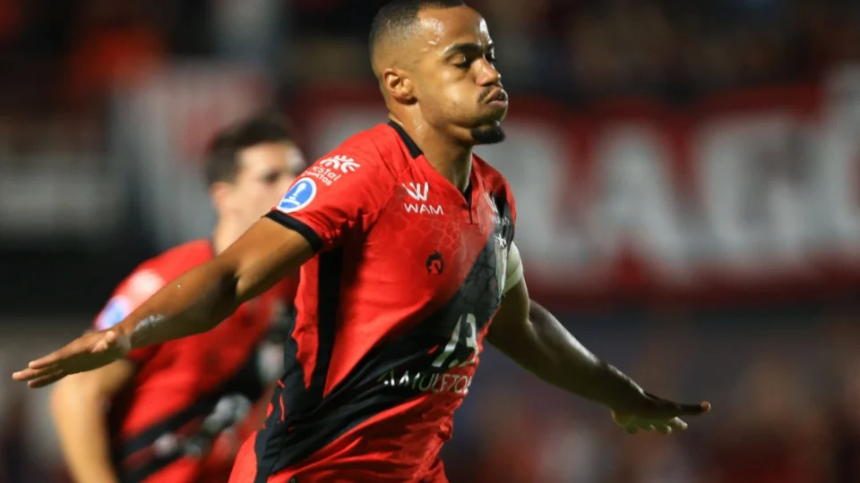 Flu sofre virada espetacular de 3 a 2 do Atlético/GO nesta quarta pela 30ª rodada do Brasileirão