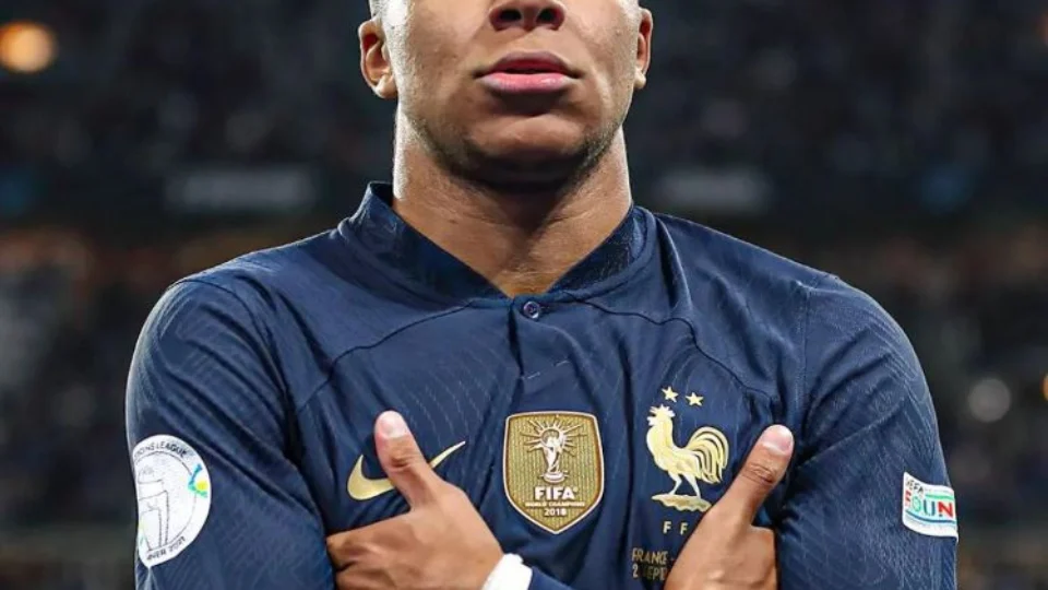 Atacante do PSG Mbappé é jogador mais bem pago do mundo, segundo revista Forbes