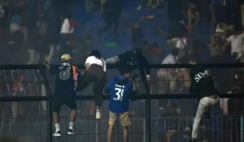 Cerca 32 crianças morrem após briga generalizada em estádio de futebol na Indonésia