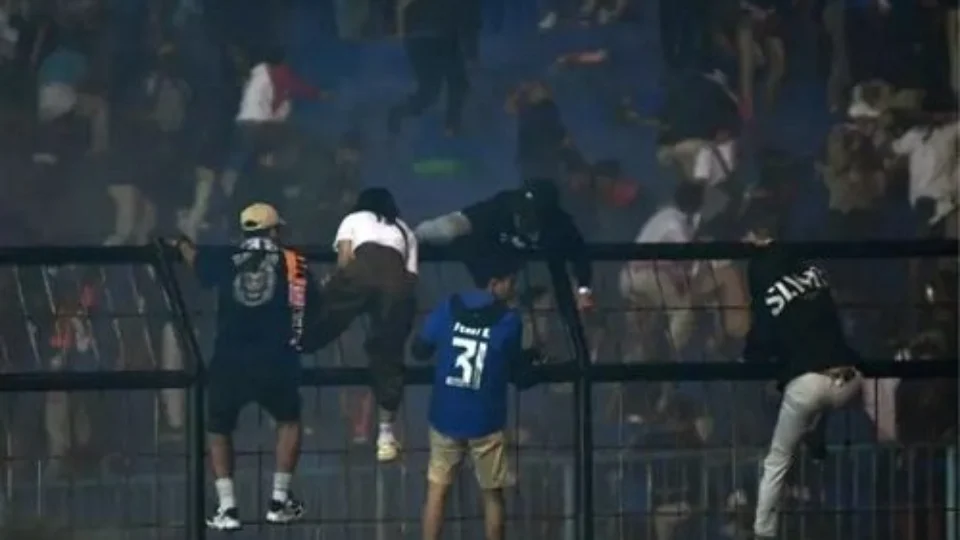 Cerca 32 crianças morrem após briga generalizada em estádio de futebol na Indonésia
