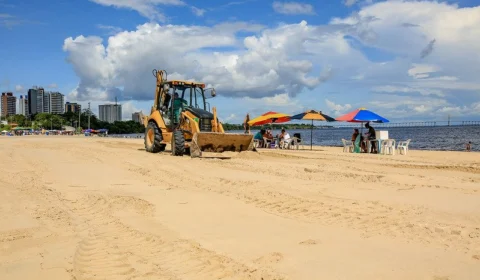 Praia da Ponta Negra, em Manaus, recebe serviços de nivelamento da areia