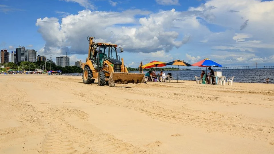 Praia da Ponta Negra, em Manaus, recebe serviços de nivelamento da areia