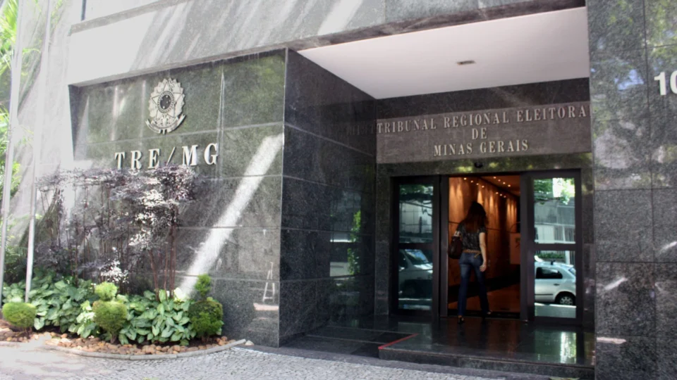 Propaganda irregular: TRE-MG apreende material em comitê de Bolsonaro