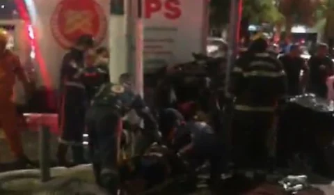 Mulher morre presa às ferragens de carro após acidente de trânsito em Manaus