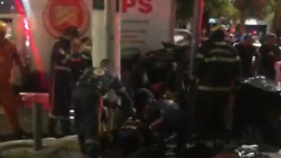 Mulher morre presa às ferragens de carro após acidente de trânsito em Manaus