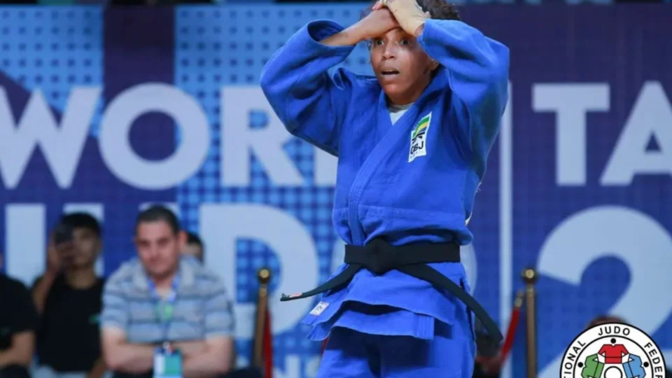 Após dois anos suspensa por doping, Rafaela Silva é ouro no Mundial de Judô no Taskhent