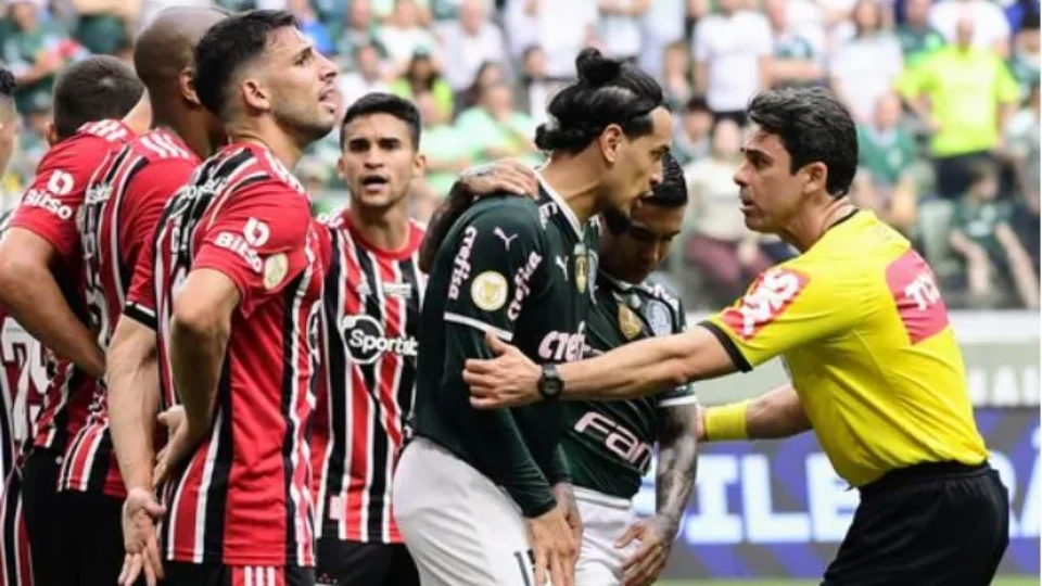 Com menos dois jogadores, São Paulo empata em 0 a 0 com Palmeiras pelo Brasileirão