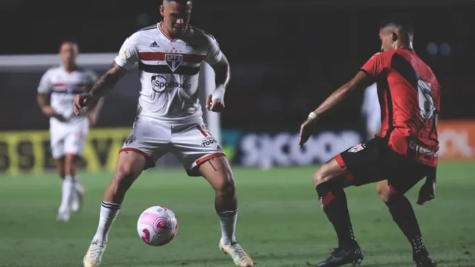 Brasileirão: São Paulo vence Atlético/GO por 2 a 1 e busca vaga na Libertadores