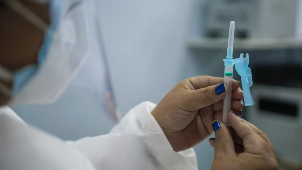 Primeiro lote de vacinas contra varíola dos macacos chega ao Brasil