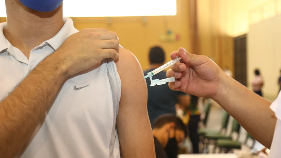 Copa e Feriado: vacinação contra Covid-19 terá horário diferenciado em Manaus