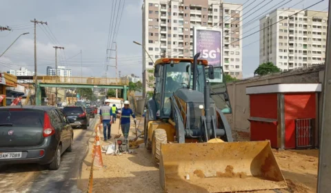Vazamento de rede de distribuição deixa 7 bairros sem água em Manaus
