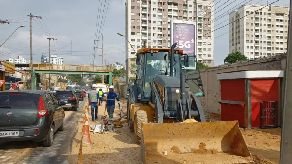 Vazamento de rede de distribuição deixa 7 bairros sem água em Manaus