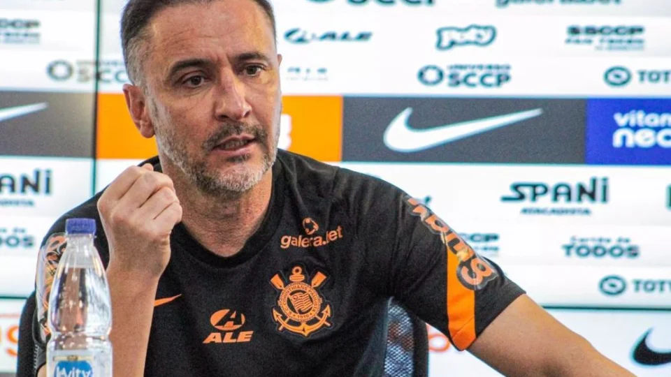 Técnico do Corinthians reclama: ‘foram lesados mais de 30 milhões’, após áudio do VAR