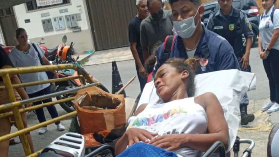 Mulher em situação de rua dá à luz em avenida da Zona Norte de Manaus 