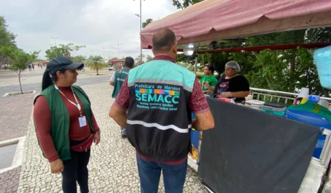 Ação de ordenamento de ambulantes é realizada na Ponta Negra, em Manaus