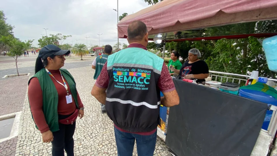 Ação de ordenamento de ambulantes é realizada na Ponta Negra, em Manaus