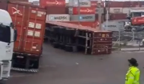 Carreta tomba e deixa trânsito lento próximo ao Porto Chibatão, em Manaus