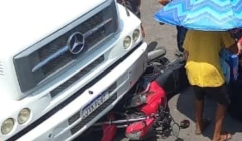Acidente entre caminhão e moto deixa dois feridos na Zona Leste Manaus