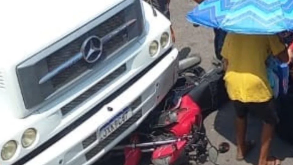 Acidente entre caminhão e moto deixa dois feridos na Zona Leste Manaus