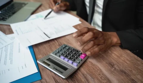 Mais de 1,4 milhão de amazonenses estão endividados, diz empresa de crédito