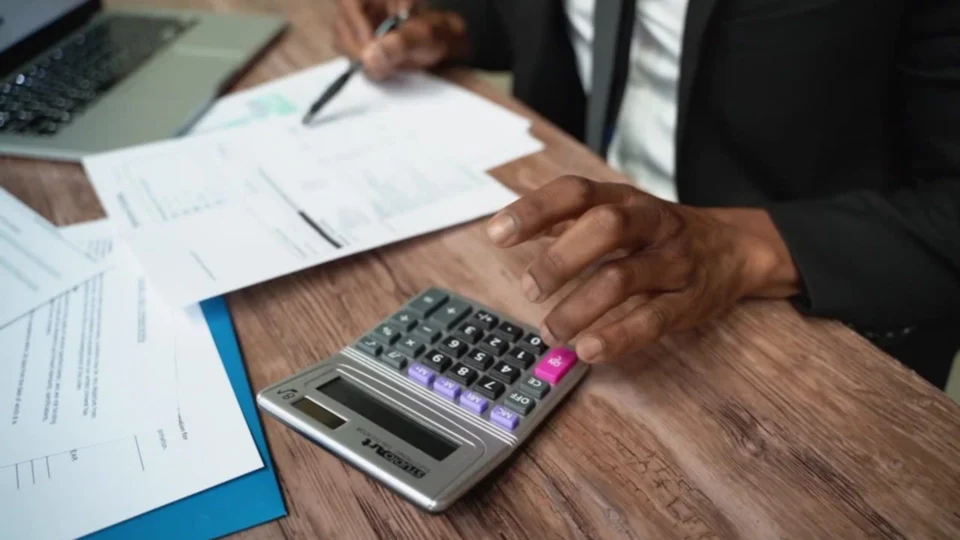 Mais de 1,4 milhão de amazonenses estão endividados, diz empresa de crédito