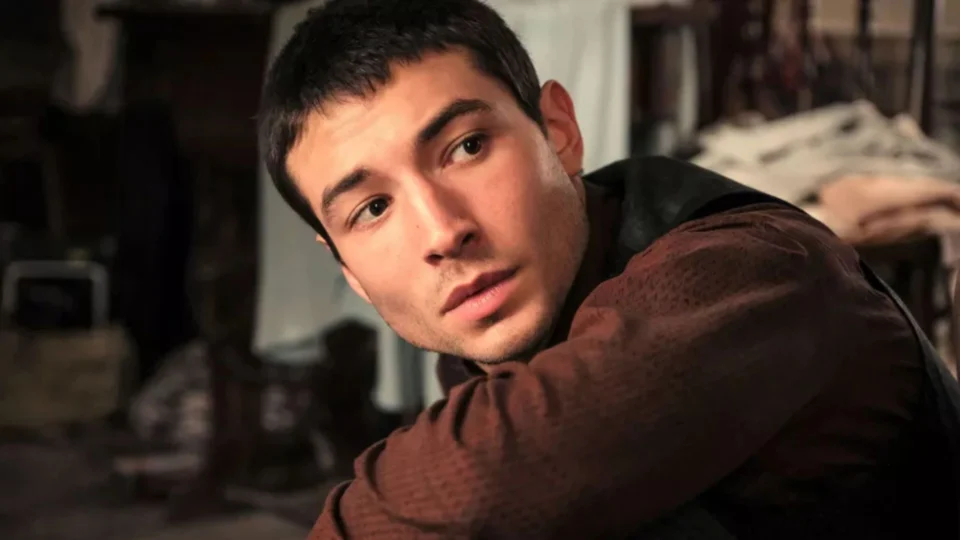 Ator Ezra Miller se declara inocente, mas pode pegar até 26 anos de prisão