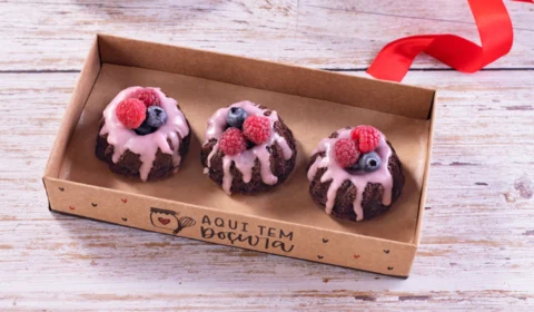Receita Fácil: aprenda a fazer baby cakes de chocomousse e framboesa