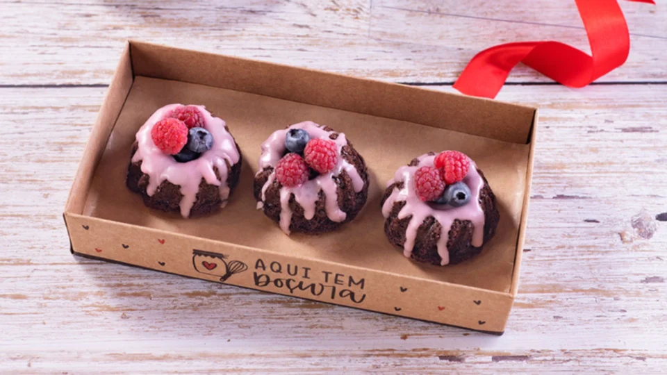 Receita Fácil: aprenda a fazer baby cakes de chocomousse e framboesa