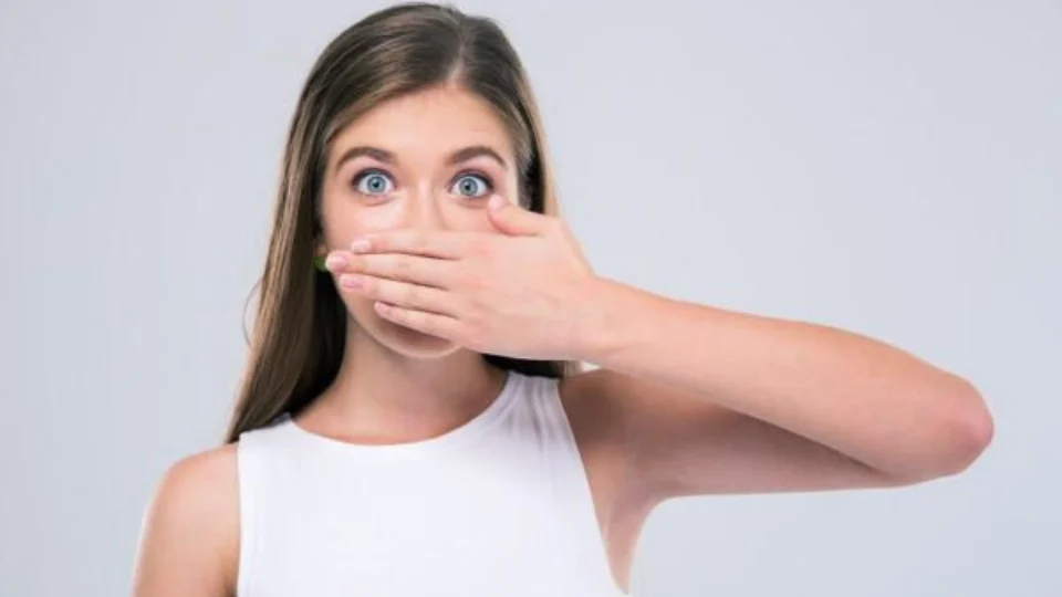 Por que estou com mau hálito? Especialista dá 8 dicas para acabar com problema