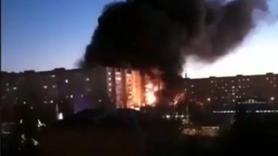 Avião militar cai em cima de prédio residencial no sul da Rússia