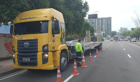 Manaus: motoristas de caminhões são multados por tráfego em horário proibido