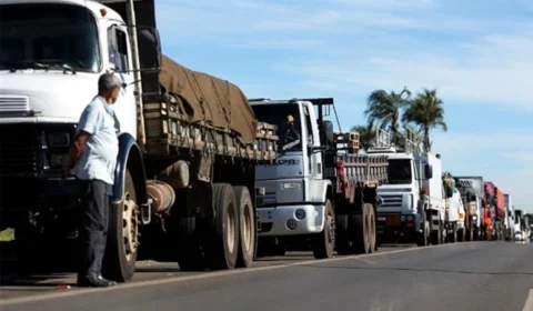 Auxílios caminhoneiro e taxista: último pagamento do benefício inicia dia 10